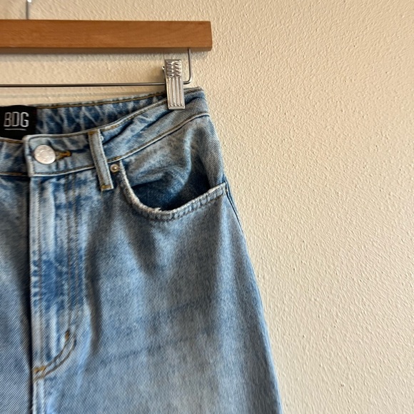 BDG Lightwash High Waisted Raw Hem Wide Leg Jean 27 - Picture 6 of 10